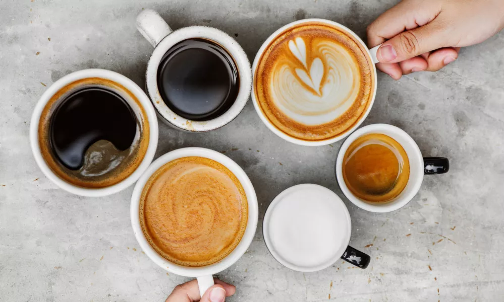 Directly Above Shot Of Hands Holding Coffee Cups On Table / Foto: Eyeem Mobile Gmbh