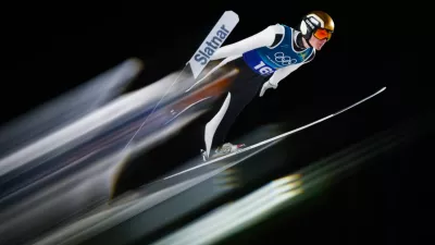 Italija, Predazzo.Zimske olimpijske igre 2026.Smucarski skoki, velika skakalnica, superekipna tekma moskih dvojic.Slovenski skakalec Domen Prevc.