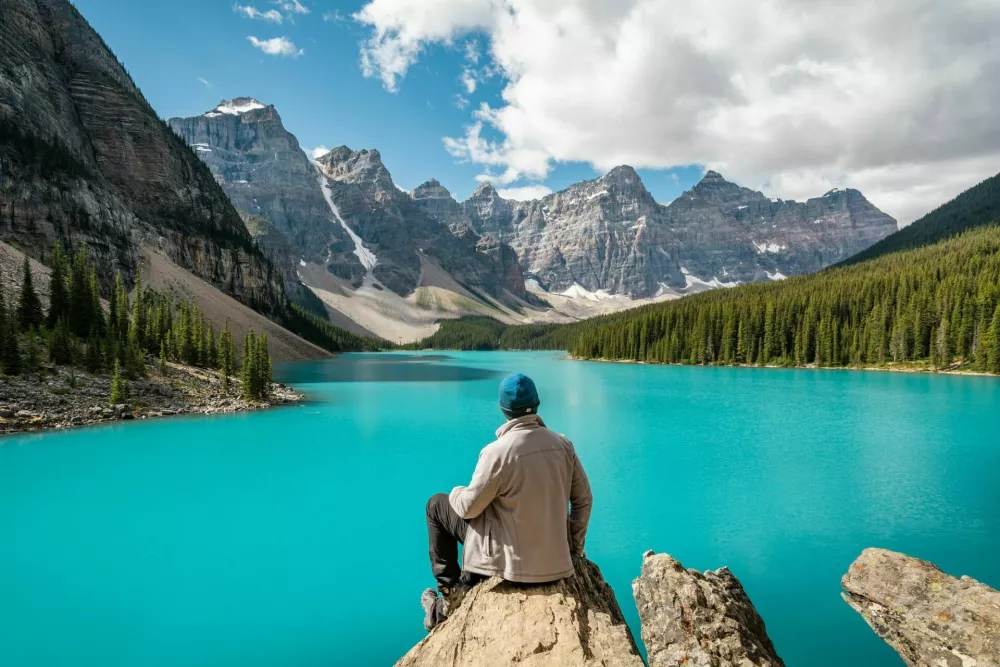 Hiker at Moraine Lake during summer in Banff National Park, Alberta, Canada. / Foto: R.m. Nunes