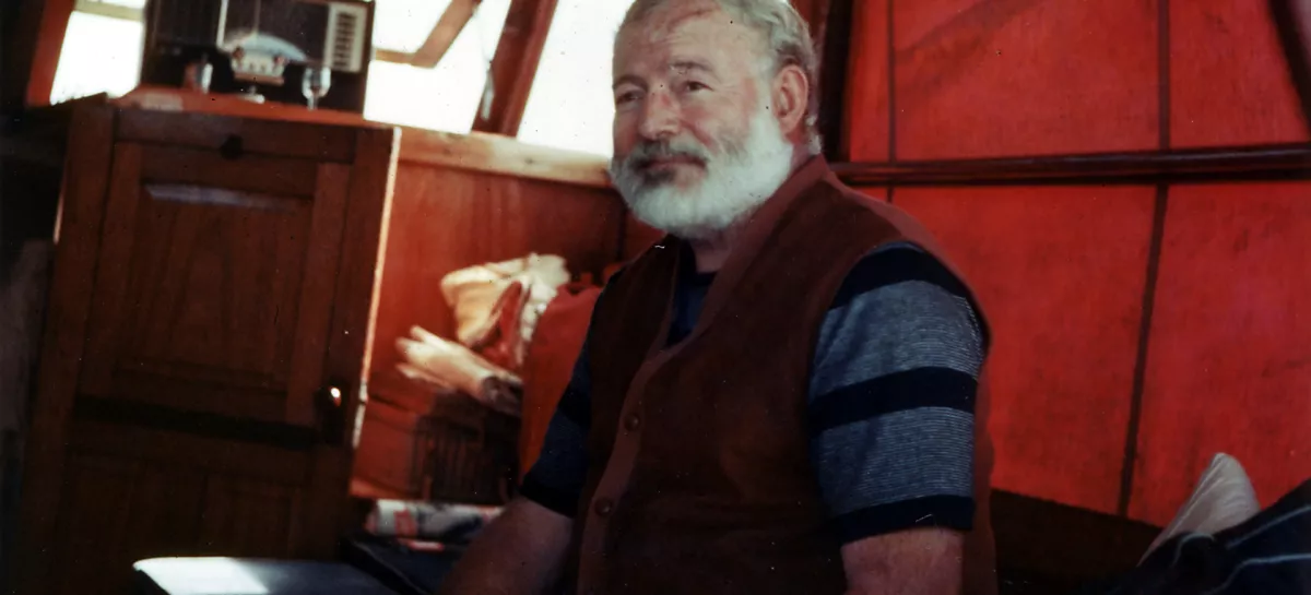 Ameri&scaron;ki pisatelj Ernest Hemingway na svoji jahti okoli leta 1950 na Kubi / Foto: Wikipedija