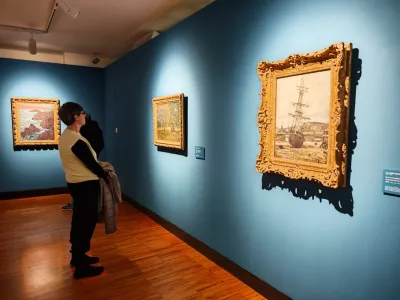 Claude Monet in njegov kot z Nasedlo ladjo v F&eacute;campu v prvi vrsti / Foto: Miha &Scaron;tamcar