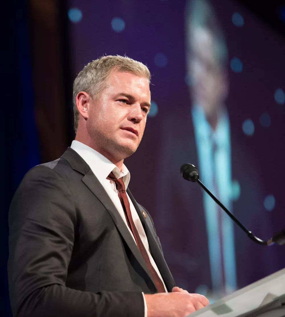 Actor Eric Dane introduces Vice Chief of Naval Operations Adm. Michelle Howard on stage to accept an award on behalf of Chief of Naval Operations Adm. Jonathan Greenert during the 21st Anniversary Tragedy Assistance Program for Survivors Honor Guard Gala at the National Building Museum in Washington D.C., March 18, 2015. TAPS is a 24-hour tragedy assistance resource for anyone who has suffered the loss of a military loved one, regardless of the relationship to the deceased or the circumstance of the death. (DoD photo by Mass Communication Specialist 1st Class Daniel Hinton/released) / Foto: Petty Officer 1st Class Daniel H