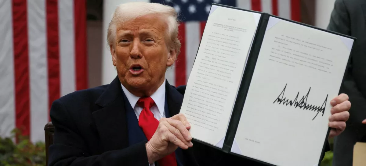 FILE PHOTO: U.S. President Donald Trump holds a signed executive order on tariffs, in the Rose Garden at the White House in Washington, D.C., U.S., April 2, 2025. REUTERS/Leah Millis/File Photo / Foto: Leah Millis
