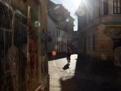 18.02.2026 - simbolična fotografija- kolesar, stara LjubljanaFoto: Tomaž Skale / Foto: Tomaž Skale