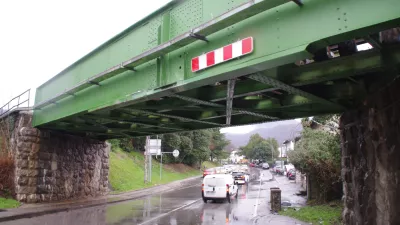 Solkan.Prizorisce trcenja avtobusa v zelezniski most.Foto: PPP Nova Gorica