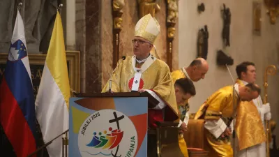 20.04.2025. Vstajenjska ma&scaron;a v cerkvi Sv. Nikolaja v Ljubljani, ki jo je vodil nad&scaron;kof Stanislav Zore. Foto: Bojan Velikonja