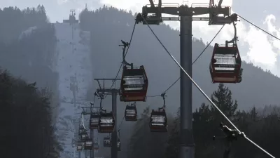 - Pohorska vzpenjača - gondola -- 21.02.2015 - Smuči&scaron;če Mariborsko Pohorje - &Scaron;portni center Pohorje - največji smučarski center v Sloveniji -  ///FOTO: Luka Cjuha.