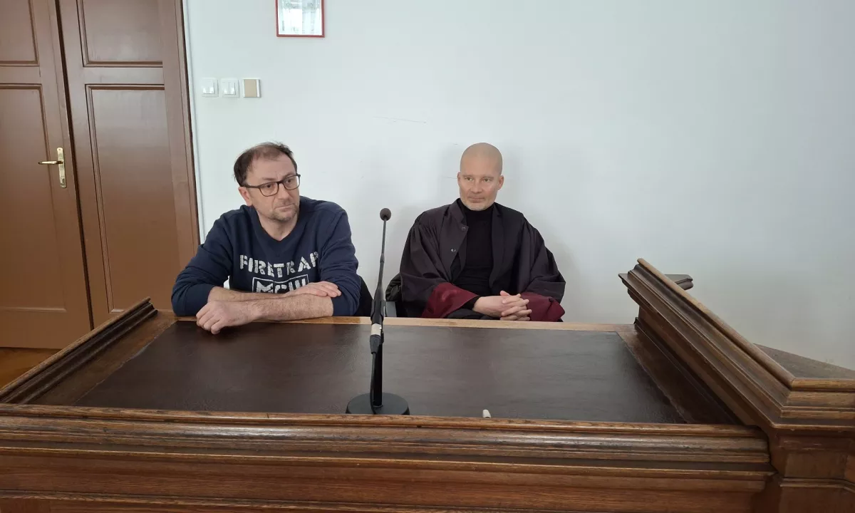 Tožilstvo za Tomaža Sveta, ki je sosedu z manjšo sekiro zlomil lobanjo, zahteva kazen osem let zapora, obtoženi pa trdi, da se je le branil, zato pričakuje oprostilno sodbo.