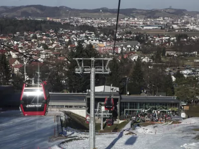 - Pohorska vzpenjača - gondola -- 21.02.2015 - Smuči&scaron;če Mariborsko Pohorje - &Scaron;portni center Pohorje - največji smučarski center v Sloveniji -  ///FOTO: Luka Cjuha.