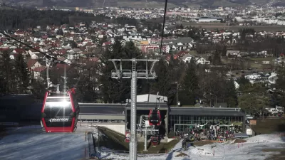- Pohorska vzpenjača - gondola -- 21.02.2015 - Smuči&scaron;če Mariborsko Pohorje - &Scaron;portni center Pohorje - največji smučarski center v Sloveniji -  ///FOTO: Luka Cjuha.