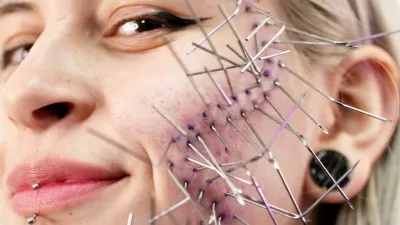 80 igel v eni seansi: Ekstremna umetnost 28-letnice, ki je vadila na sebi