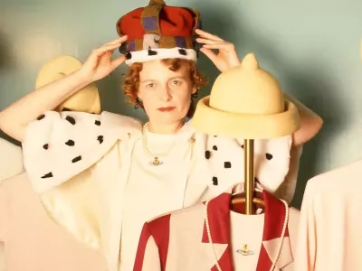  F The Bowes Museum Vicky Sturrs, direktorica programov in zbirk v Bowesu, jo označuje za &raquo;eno najdrznej&scaron;ih britanskih oblikovalk v zgodovini mode&laquo;, kustosinja Rachel Whitworth pa je dejala: &raquo;Oblikovanja Vivienne Westwood niso bila revolucionarna le po videzu, temveč tudi po načinu izdelave.Prelomila je pravila oblikovanja ter se neustra&scaron;no poigravala s tehniko, proporci in zgodovinskimi referencami. Črpala je iz preteklosti, ustvarjala za sedanjost in ostajala izrazito pozorna na prihodnost.&laquo;