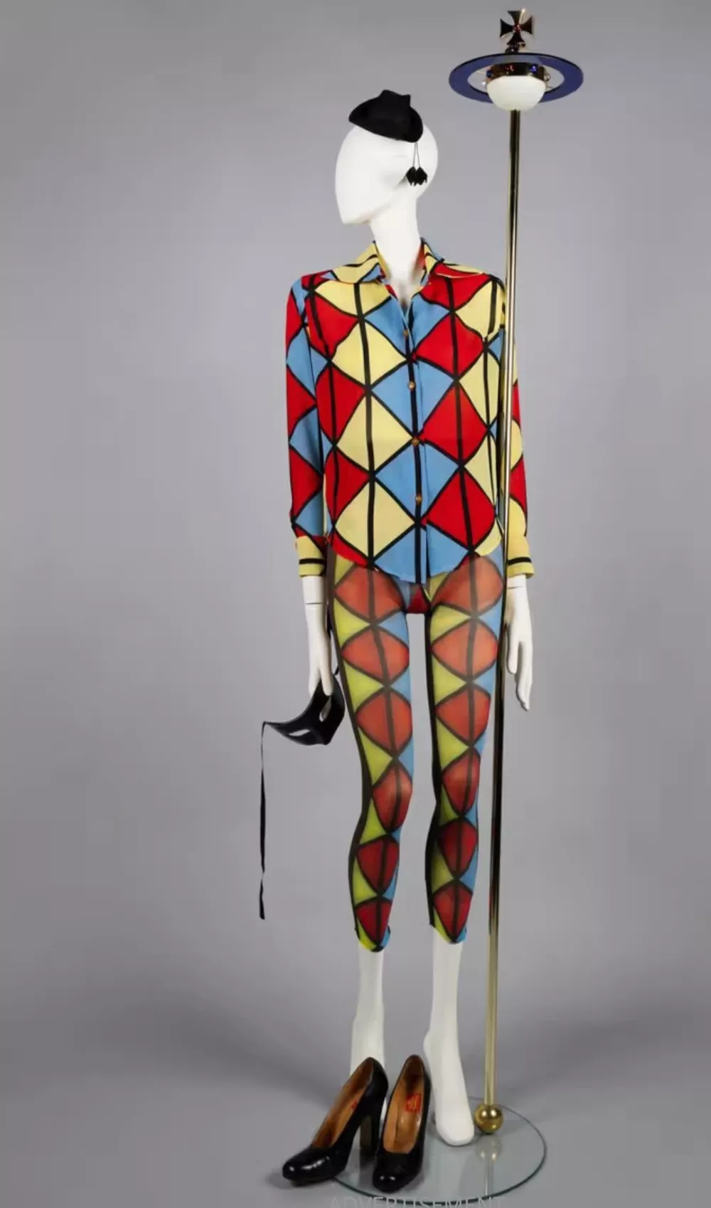  Bluza z vzorcem Harlekin z ujemajočimi se hlačnimi nogavicami, mini trikorn klobuk, maska za maskenbal in lakasti čevlji (Voyage to Cythera, jesen/zima 1989/90). F The Bowes Museum