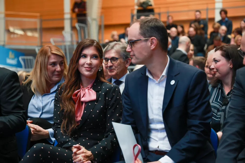 Logatec, sportna dvorahttps://se.dnevnik.si/images/spacer_w.gifna.Konvencija stranke Demokrati. Anzeta Logarja, na kateri so predstavili kandidatke in kandidate stranke za drzavnozborske volitve.Podpredsednica stranke Eva Irgl in predsednik stranke Anze Logar.Foto: STA / Foto: 