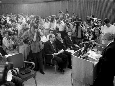 vojna za Slovenijo - Skup&scaron;čina, - za neodvistnost, plebiscit //FOTO: Tomaž SkaleMilan Kučan, Janez Drnov&scaron;ek, Matjaž Kmecl, Ciril Zlobec / Foto: Tomaž Skale