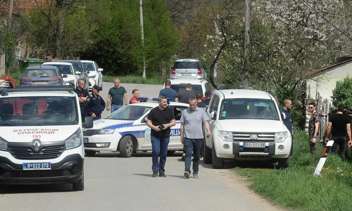 Štiričlanska tolpa je več kot leto dni z intimnim posnetkom izsiljevala starejša zakonca. Da ga ne bi objavili, sta jim plačala 97.000 evrov. Na njem naj bi bila gospa s svojim ljubimcem. Tri izsiljevalce so aretirali, enega še lovijo.