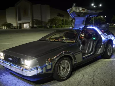 Fran&scaron;iza Nazaj v prihodnost je deloreana naredila tako priljubljenega, da so kasneje nastale &scaron;tevilne repilke. / Foto: Wikipedia