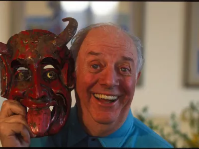 "Stage actor Dario Fo, in his home, smiles posing with the old mask of a devil, owned by the family to which belongs his wife Franca Rame. Milan (Italy), November 1994. (Photo by Pigi CipelliArchivio Pigi CipelliMondadori via Getty Images)" / Foto: Mondadori Portfolio