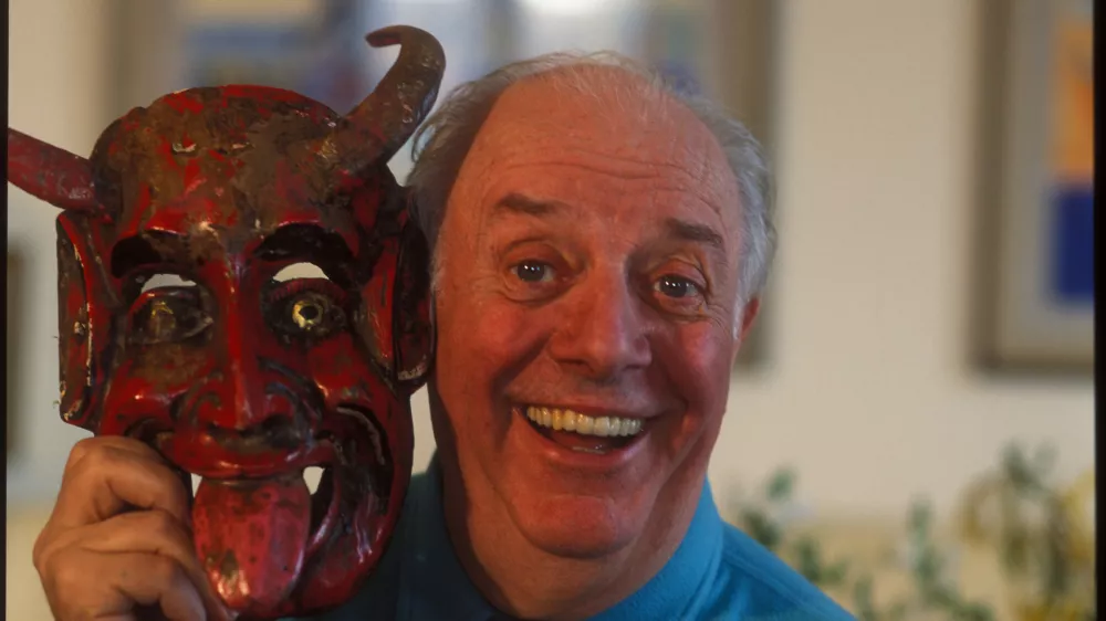 "Stage actor Dario Fo, in his home, smiles posing with the old mask of a devil, owned by the family to which belongs his wife Franca Rame. Milan (Italy), November 1994. (Photo by Pigi CipelliArchivio Pigi CipelliMondadori via Getty Images)" / Foto: Mondadori Portfolio