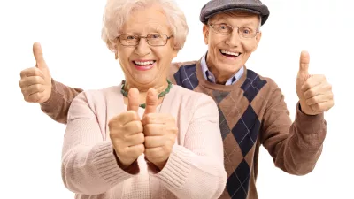 Overjoyed seniors holding their thumbs up isolated on white background / Foto: Ljupco