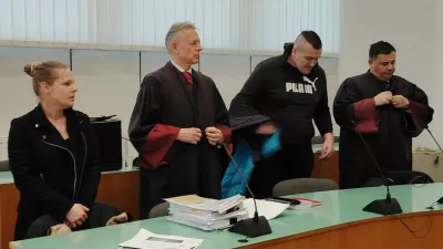 Tea Novak (prej Kotnik) in Tilen Novak (na fotografiji z zagovornikoma), sta nepravnomočno obsojena, ona na 12, on na 11 let in &scaron;est mesecev zapora.  / Foto: Mojca Marot