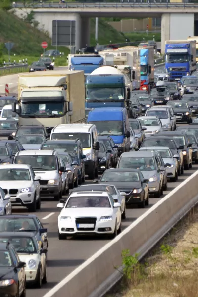 Evropske ceste se &scaron;ibijo pod težo avtomobilov. / Foto: Istock