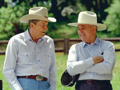 Sovjetskemu predsedniku Mihailu Gorbačovu gredo zasluge, da je vzpostavil novo zunanjo politiko, predvsem do ZDA, kjer je bil njegov najpomembnej&scaron;i sogovornik takratni ameri&scaron;ki predsednik Ronald Reagan, s katerim sta postala prijatelja. / Foto: Wikipedija