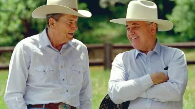 Sovjetskemu predsedniku Mihailu Gorbačovu gredo zasluge, da je vzpostavil novo zunanjo politiko, predvsem do ZDA, kjer je bil njegov najpomembnej&scaron;i sogovornik takratni ameri&scaron;ki predsednik Ronald Reagan, s katerim sta postala prijatelja. / Foto: Wikipedija