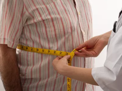 young female doctor is measuring senior man's body circumference / Foto: Florin Cristian Ailenei