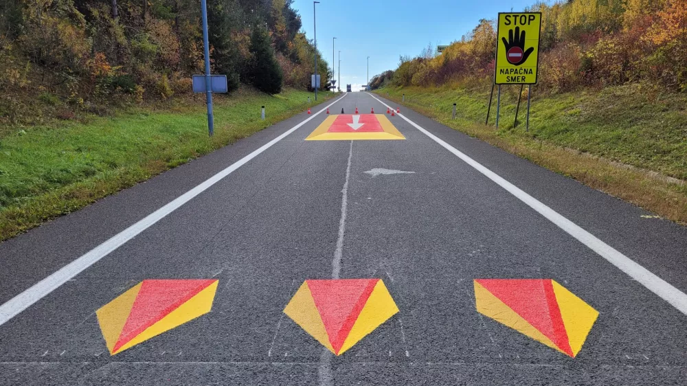 Talne signalizacije na avtocestnem dovozu, avtocesta, vožnja v napačno smer, Dars / Foto: Dars