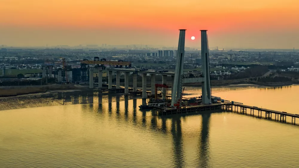 ZHANGJIAGANG, CHINA - DECEMBER 27, 2025 - The construction site of the world's largest span suspension bridge, Zhangjinggao Yangtze River Bridge South Channel Bridge, currently under construction in Zhangjiagang City, Jiangsu Province, China on December 27, 2025.,Image: 1061807280, License: Rights-managed, Restrictions: CHINA OUT, Model Release: no / Foto: Profimedia