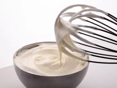 close up of a white whipped or sour cream in bowl / Foto: Beats3 Getty Images/istockphoto