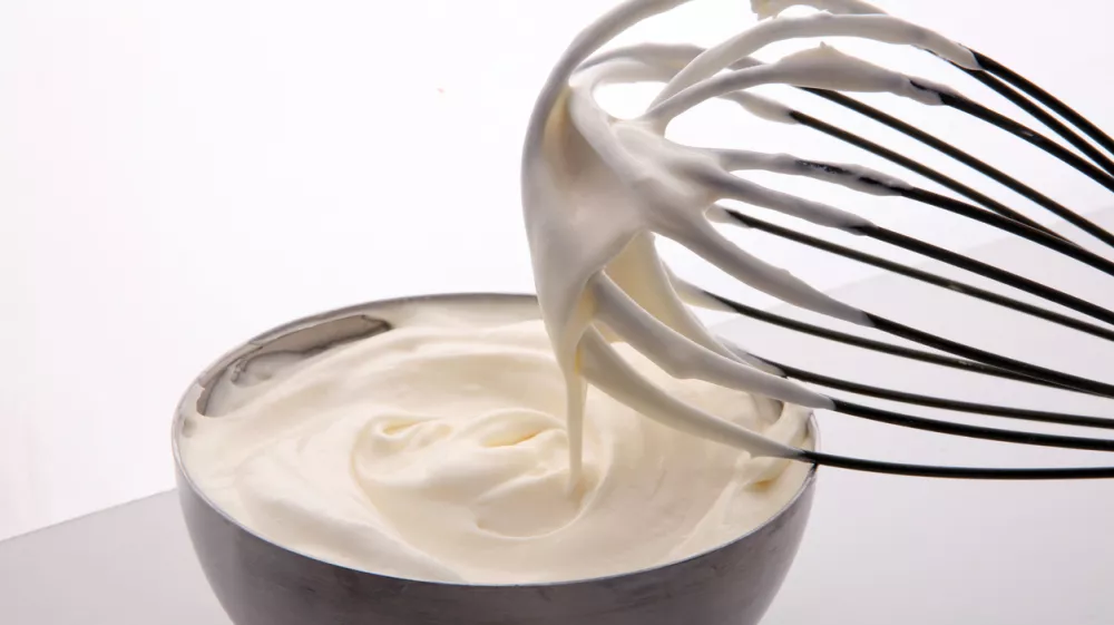 close up of a white whipped or sour cream in bowl / Foto: Beats3 Getty Images/istockphoto