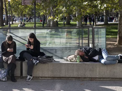 Sociala med novimi bombončki in zaostritvami