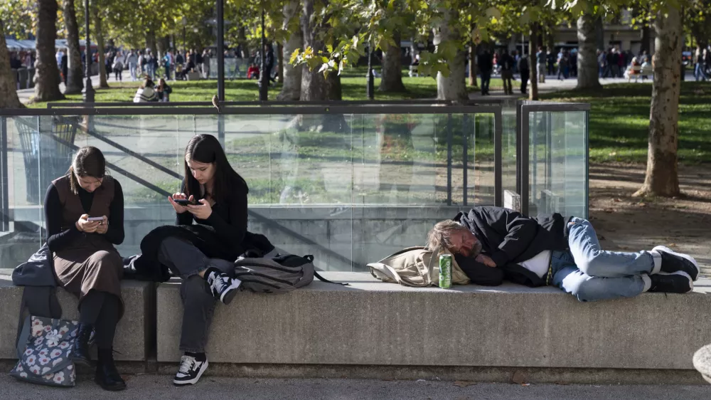 Sociala med novimi bombončki in zaostritvami