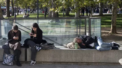 Programi političnih strank: sociala med novimi bombončki in zaostritvami