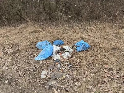 Plastični stol, vzmetnica, umivalnik &hellip; Okoli Save več divjih odlagali&scaron;č