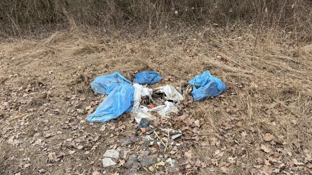 Plastični stol, vzmetnica, umivalnik &hellip; Okoli Save več divjih odlagali&scaron;č