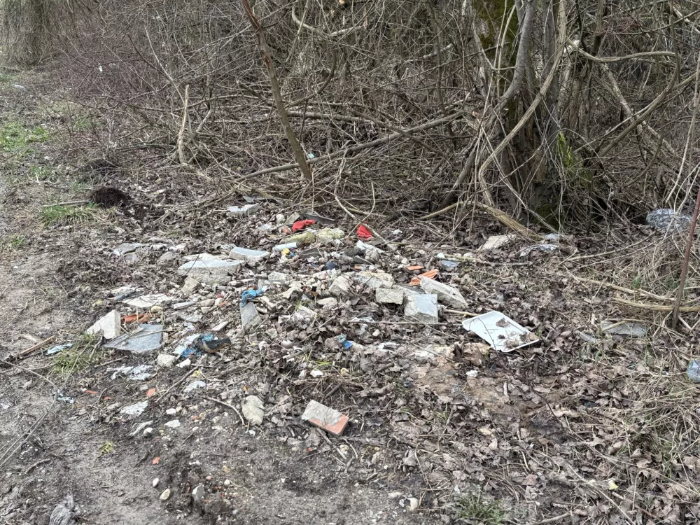 Plastični stol, vzmetnica, umivalnik &hellip; Okoli Save več divjih odlagali&scaron;č