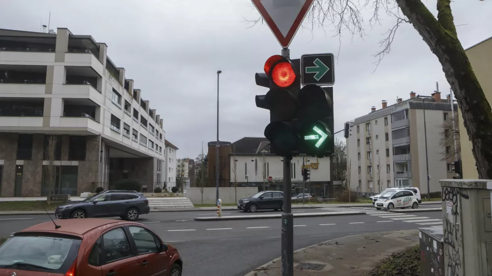 Ali je voženj skozi rdečo luč res več?