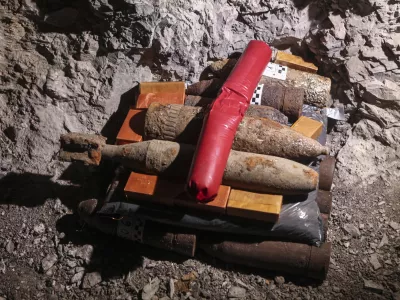 - mine - topovska granata - razstrelivo - neeksplodirana ubojna sredstva - - 12.12.2015 - iskalna akcija in uničenje neeksplodiranih ubojnih sredstev, Ren&scaron;ki vrh nad Novo Gorico  ///FOTO: Luka Cjuha.