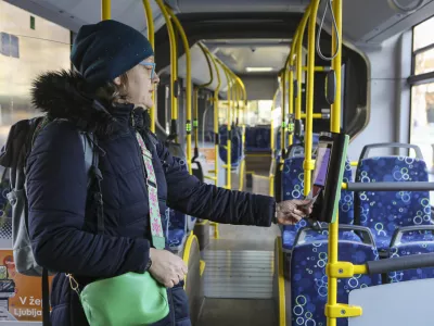 - 29.11.2023 &ndash; Ljubljanski potni&scaron;ki promet (LPP) - predstavitev nove digitalne re&scaron;itve - plačevanje avtobusnih vozovnic s plačilnimi karticami na mestnih in medkrajevnih linijah - //FOTO: Luka Cjuha