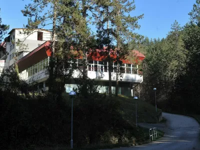 Vi&scaron;pegrad - hotel Vilina Vlas, v katerem so med vojno leta 1992 sistematično pisljevali dekleta in ženske. 