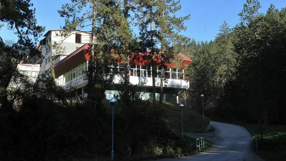 Vi&scaron;pegrad - hotel Vilina Vlas, v katerem so med vojno leta 1992 sistematično pisljevali dekleta in ženske. 