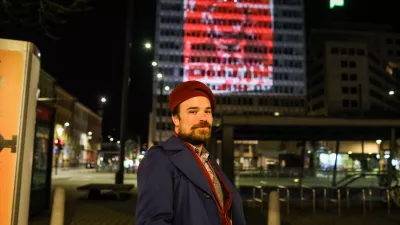 - Dušan Josip Smodej, kurator in direktor Fotopuba04.04.2022.- Portret Vladimirja Putina napolnjen s krvjo ukrajinskih borcev projeciran na stavbi Metalka, v centru Ljubljane. Projekt, ki nastaja v sodelovanju s Fotopubom, predstavlja umetniško delo v franciji živečega ruskega umetnika Andreja Molodkina. Umetnikovi prijatelji so za projekt svojo kri darovali, preden so se vrnili v Ukrajino, kjer se borijo za svojo državo.//FOTO: Bojan Velikonja