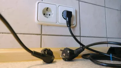 D&uuml;sseldorf 22.10.2025 Steckdose Schuko Schukostecker &Ouml;ko-Strom Elektrizit&auml;t Wohngebiet Hochspannung E-Smog Elektrosmog Stromkosten Stromrechnung Stromverg&uuml;tung Netztransparenz Stromtarife Strom &Ouml;kostrom Blitzschutz Blitz Stromausfall Unwetter Rechnung Spannungsabfall Mietnebenkosten Nebenkosten Miete Mietshaus Mietkosten Wohnung Stromschlag Kurzschluss Stromstoss Spannung Spannungsschwankung Haushalt Haushaltsger&auml;te Haushaltsstrom Heizstrom Stromverbrauch Stromversorgung Haushaltssteckdose Volt Ampere 240V &Uuml;berspannung &Uuml;berspannungsschutz Spannungsschutz EEG-Umlage Strompreis Netzteil Unterputz Verputzen Renovierung Wohnungsrenovierung Elektroleitungen Inflation B&uuml;rgergeld K&uuml;chenger&auml;te Stromkabel Dunkelflaute D&uuml;sseldorf Nordrh,Image: 1047335515, License: Rights-managed, Restrictions: imago is entitled to issue a simple usage license at the time of provision. Personality and trademark rights as well as copyright laws regarding art-works shown must be observed. Commercial use at your own risk., Model Release: no