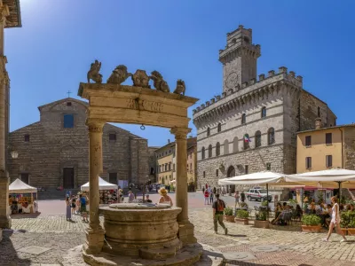 View of well and Palazzo Comunale in Piazza Grande in Montepulciano, Montepulciano, Province of Siena, Tuscany, Italy, Europe Copyright: FrankxFell 844-31293,Image: 829598959, License: Rights-managed, Restrictions: imago is entitled to issue a simple usage license at the time of provision. Personality and trademark rights as well as copyright laws regarding art-works shown must be observed. Commercial use at your own risk., Model Release: no