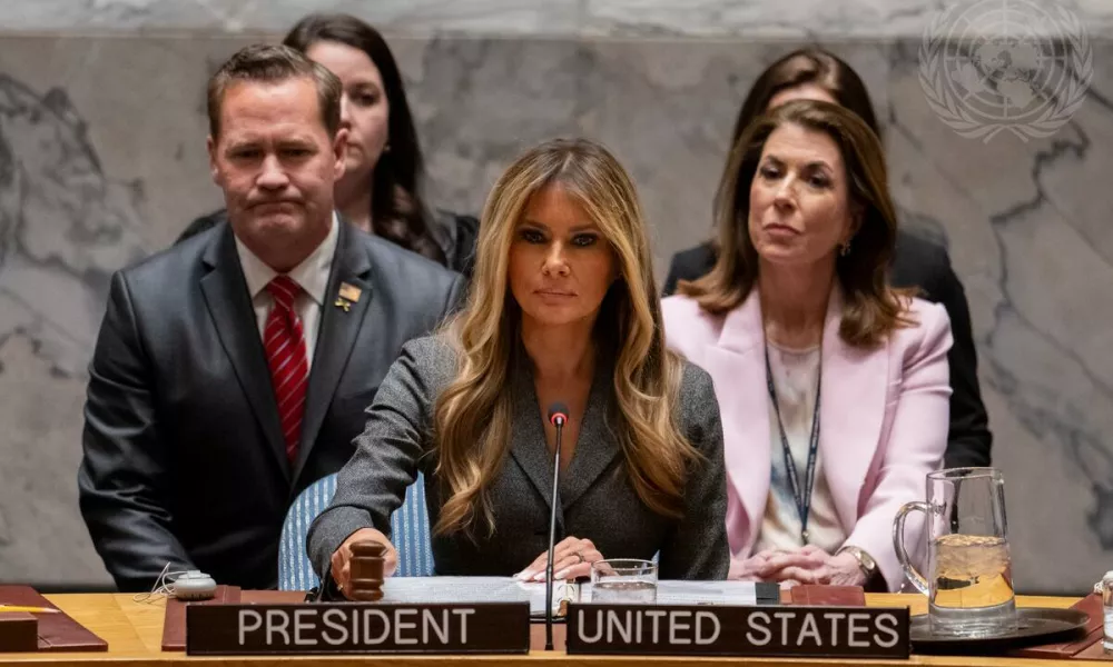 ZDA, New York.Prva dama ZDA Melania Trump je na zasedanju Varnostnega sveta ZN o otrocih, tehnologiji in izobrazevanju v konfliktih, ki poteka v ozadju amerisko-izraelskih napadov na Iran, pozvala drzave naj omogocijo izobrazevanje otrok in oblikujejo prihodnjo generacijo voditeljev, ki bodo sprejeli mir preko izobrazevanja.