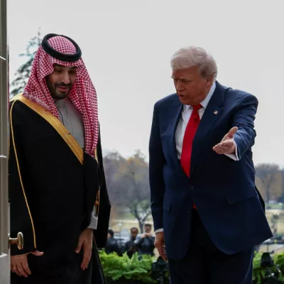 U.S. President Donald Trump and Saudi Crown Prince and Prime Minister Mohammed bin Salman, enter the White House in Washington, D.C., U.S., November 18, 2025. REUTERS/Evelyn Hockstein / Foto: Evelyn Hockstein
