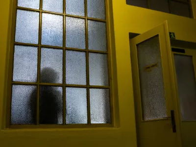 simbolična fotografija - senca- depresija - du&scaron;evno zdravje - samota - osamljenost- 24.02.2020 &ndash; //FOTO: Luka Cjuha.